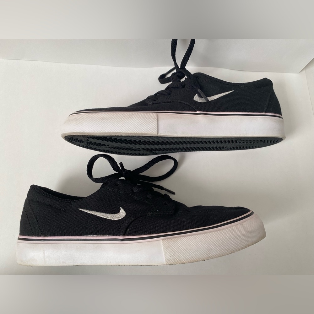Nike SB black and white Unisex shoe